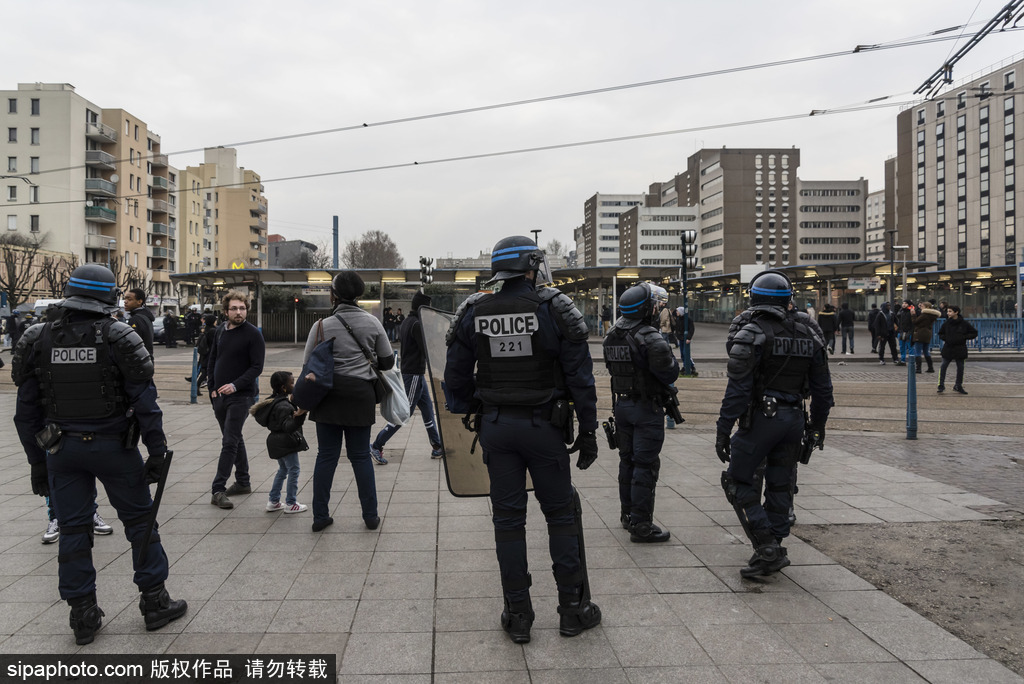 巴黎警方射杀17岁少年引骚乱_狐影检查女兵开枪射杀_香港旺角骚乱开枪视频