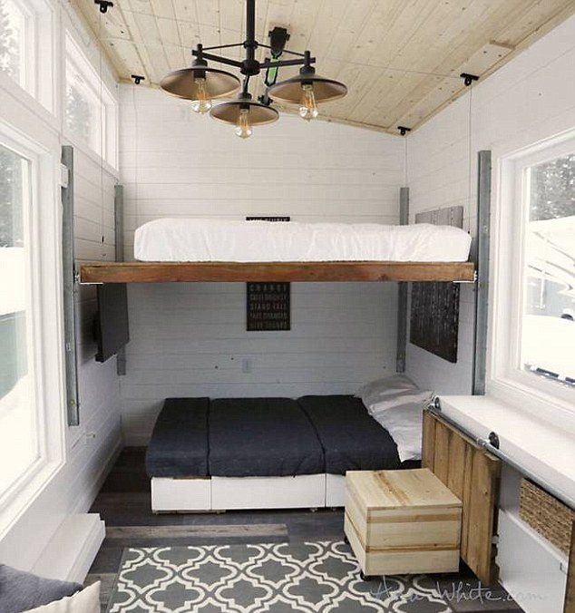 她通过升降"电梯"床,及内置储藏空间的设计,成功让狭小的房车变得大气