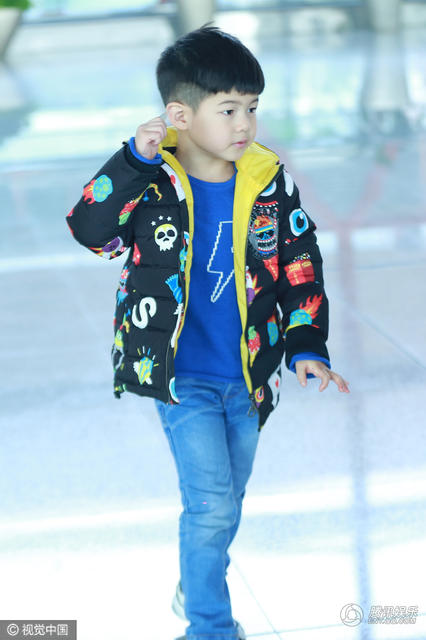 沙溢带俩娃离京忙前忙后 安吉变成小潮男