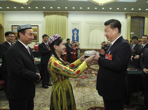 维吾尔族代表向总书记敬献花帽表达崇高敬意和美好祝福