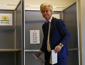 荷兰举行议会选举 威尔德斯现身投票