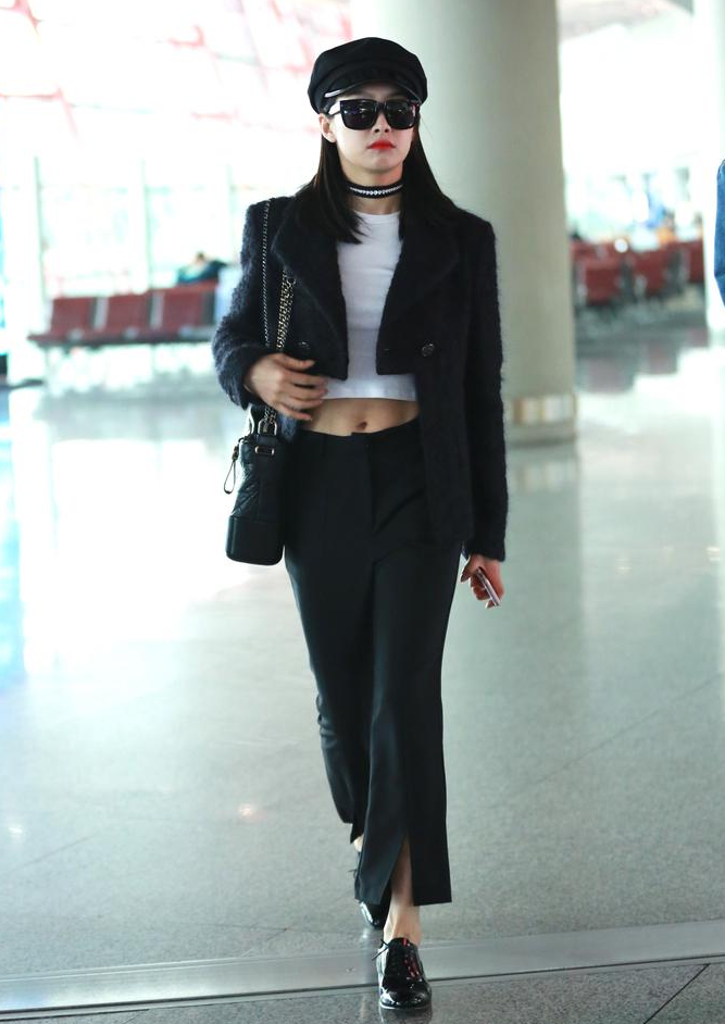 宋茜墨镜遮面帅气现身 经典黑白配微露小腹