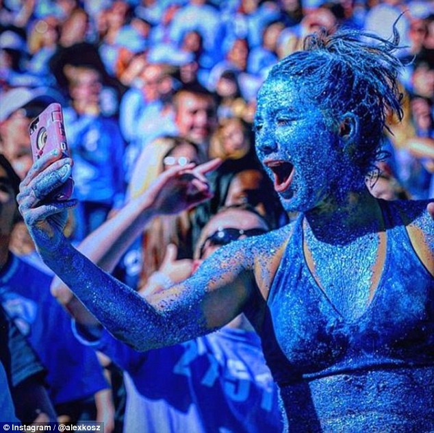 美大学生全身涂满蓝色亮片为赛事助威重拾自信