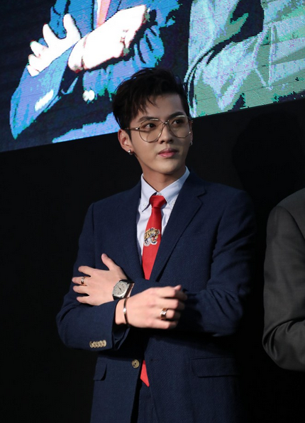 帅出天际!吴亦凡变霸道总裁各种凹造型 (图)
