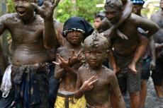印尼巴厘岛小村庆祝传统节日 男女老少洗“泥巴浴”