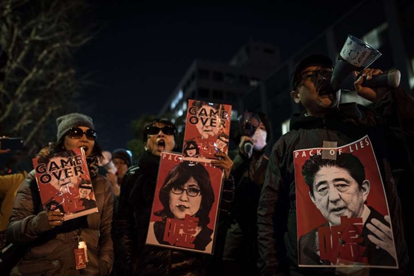 东京市民街头游行 抗议安倍政府及其安全法案