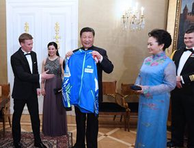 习近平同芬兰总统会见中芬冰雪运动员代表