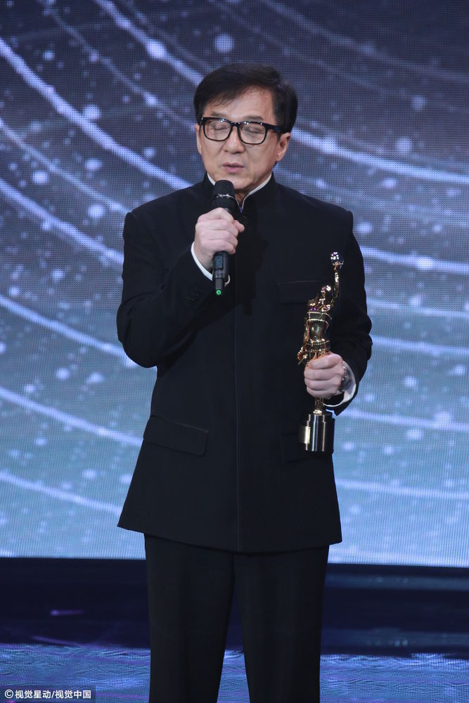 成龙颁发终身成就奖.