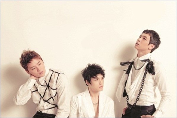 后与女友举办婚礼,至此朴有天也将成为jyj中首位步入婚姻殿堂的成员