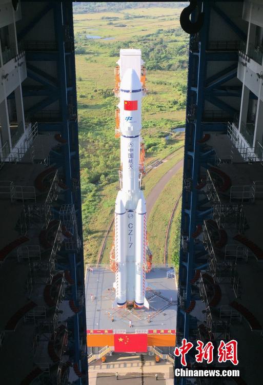 天舟一号货运飞船垂直转运至发射区