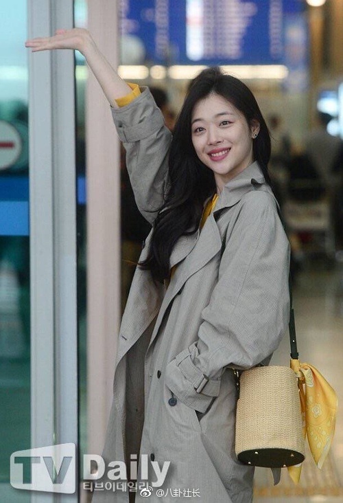 告别放飞自我,崔雪莉化了淡妆走机场了,给人的感觉是不是舒服了亨多