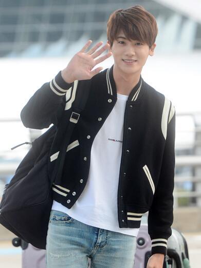 帅气的代表nim敏敏,穿着白t-shirt,牛仔裤再搭上棒球外套,就是男友