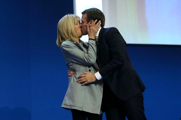 马克龙与支持者共庆大选出线 当场与妻子拥吻