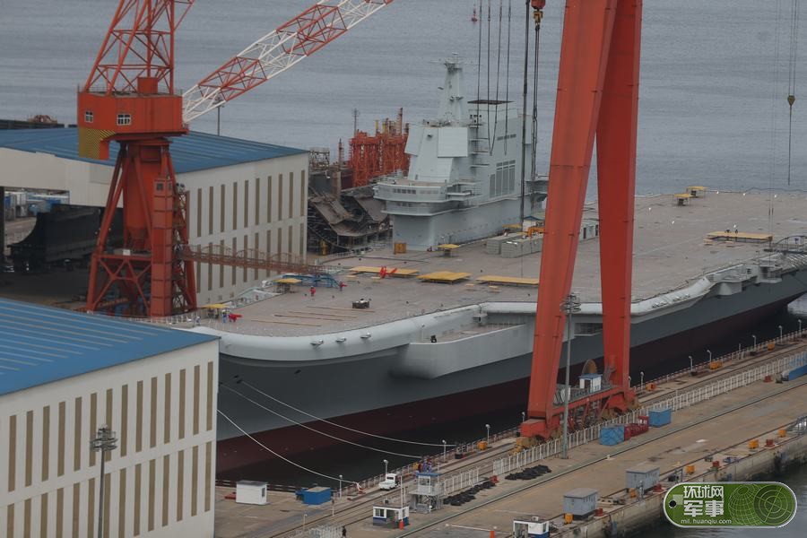 据介绍,对于航母这类巨无霸来说,这种船坞注水漂浮的下水方法更为稳妥