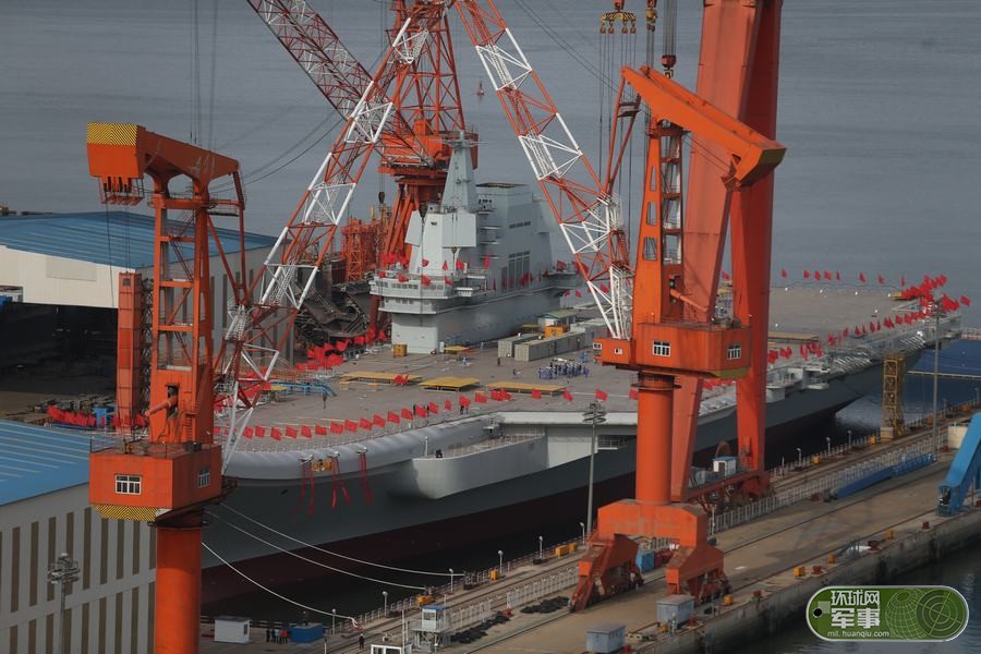 国产航母在这个船坞中已经建造数年,随着下水日期的临近,每天都有不少