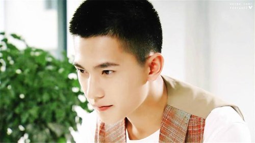 杨洋在《花开半夏》中饰演陆元,在剧中不仅是校草,而且还是富二代