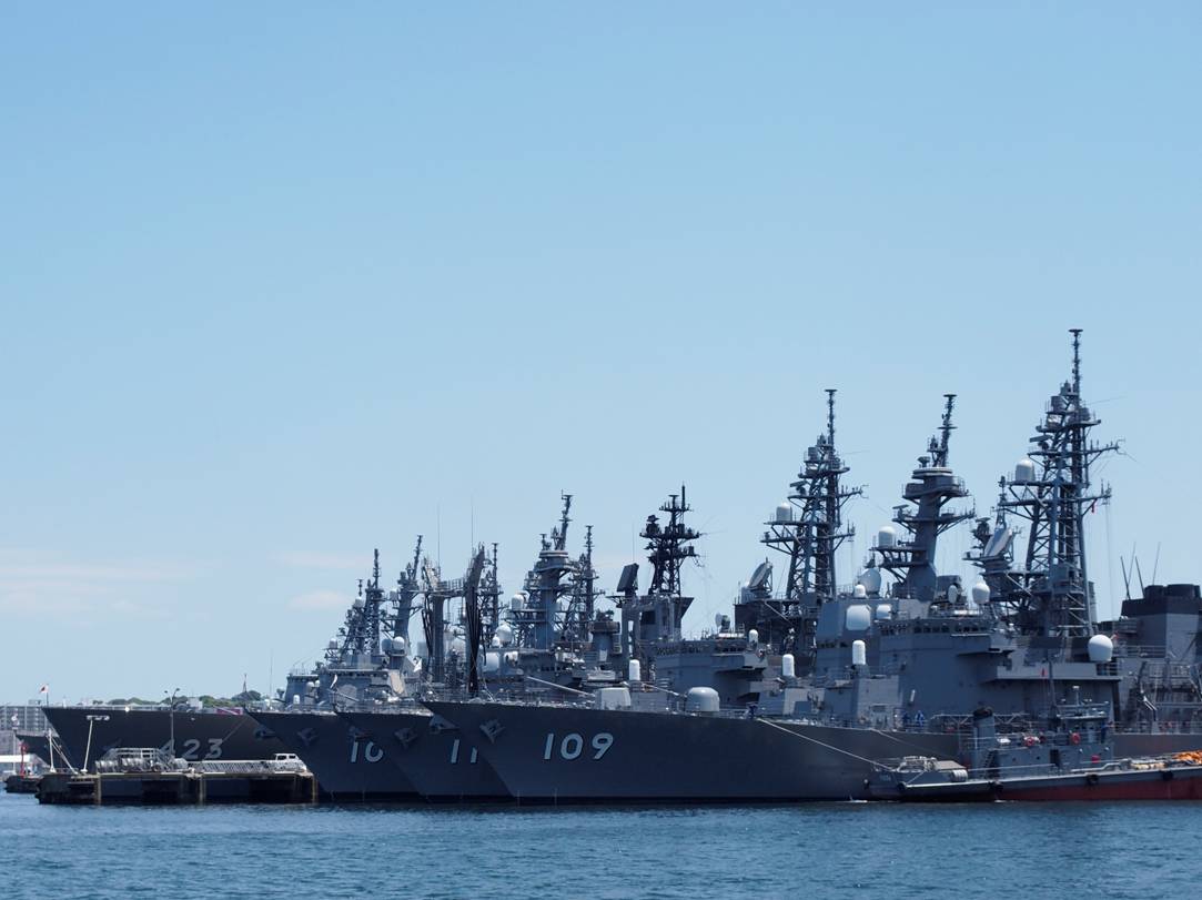 日本军港内军舰鳞次栉比