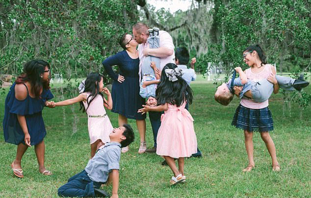 (joshua)和杰萨卡·克拉克(jessaka clark)夫妇通过收养孤儿的方式