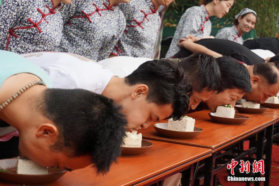 河南栾川万人吃豆腐 场面壮观