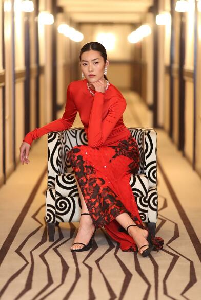 刘雯穿深红旗袍亮相红毯 身材高挑美腿性感