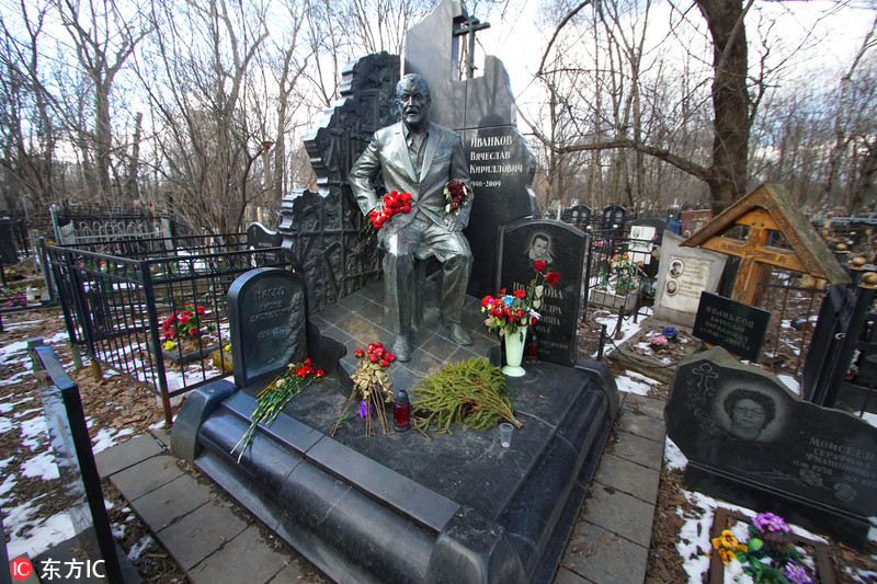实拍俄黑手党大佬墓 个性张扬死得气派