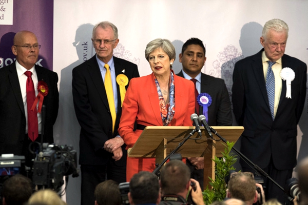 英国大选保守党议席未过半 特雷莎·梅发表讲话神情凝重