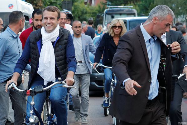 法国总统与妻子骑自行车出行 获民众围观
