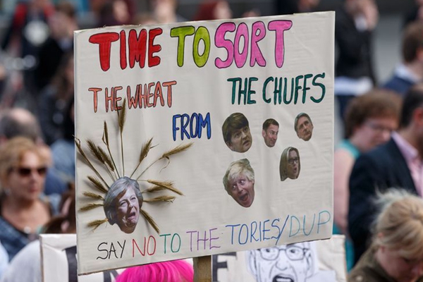 英国民众集会抗议保守党与北爱尔兰民主统一党结盟