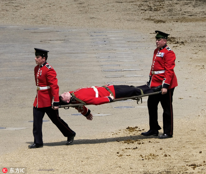 英国女王91岁生日庆典熊兵连4士兵晕倒好尴尬