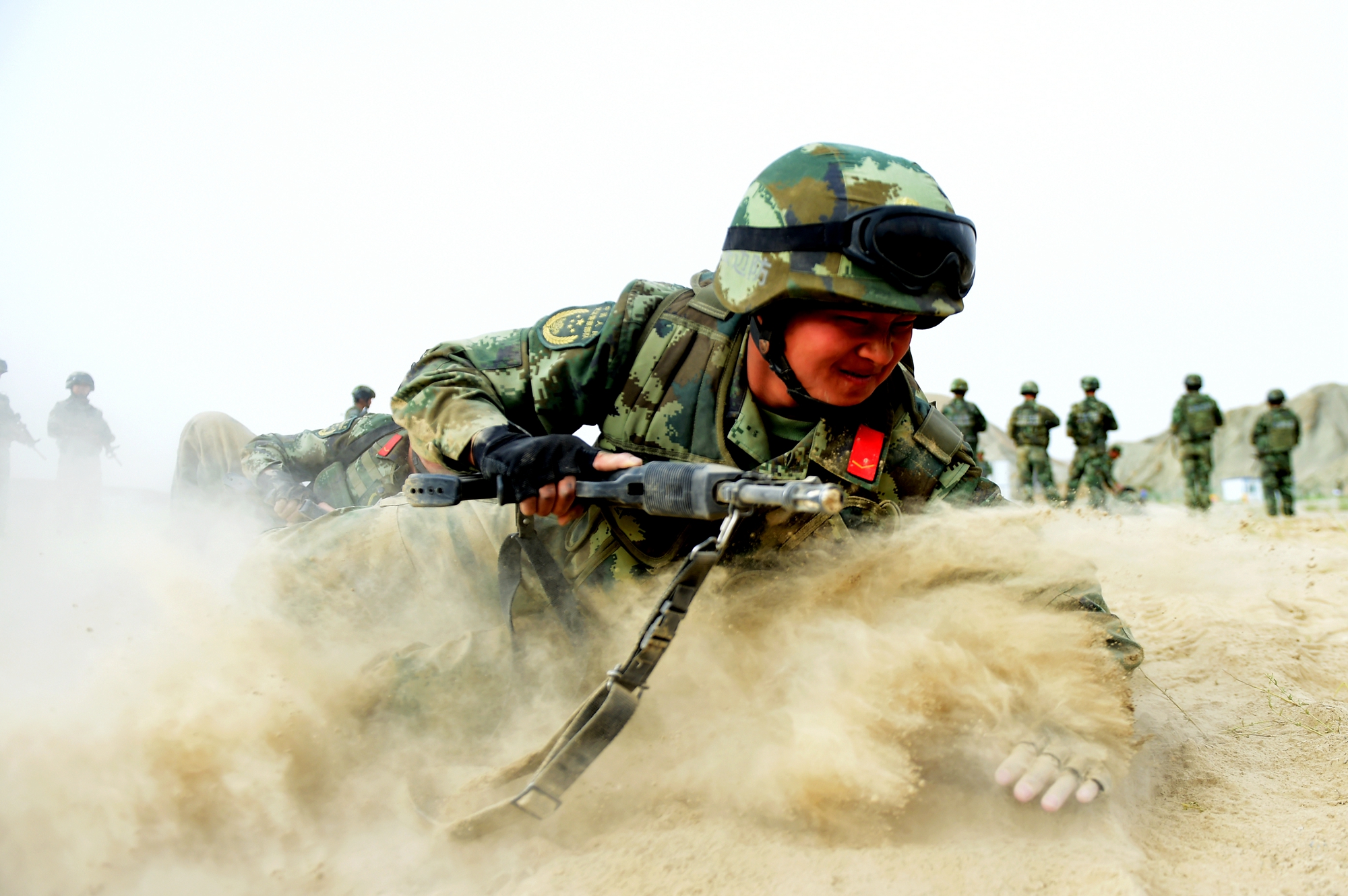 图为一名官兵正在练习匍匐前进(马士宝摄)