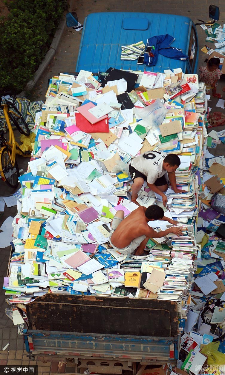 毕业生卖书800元教材按斤卖不足10元