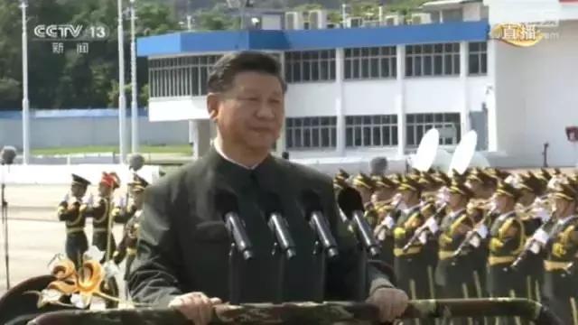 习近平检阅驻香港部队 官兵齐声高呼：主席好！