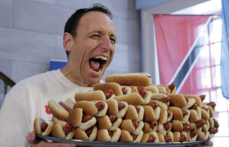 自1916年开始,由纳森热狗连锁店组织的一年一度的庆国庆吃热狗大赛在