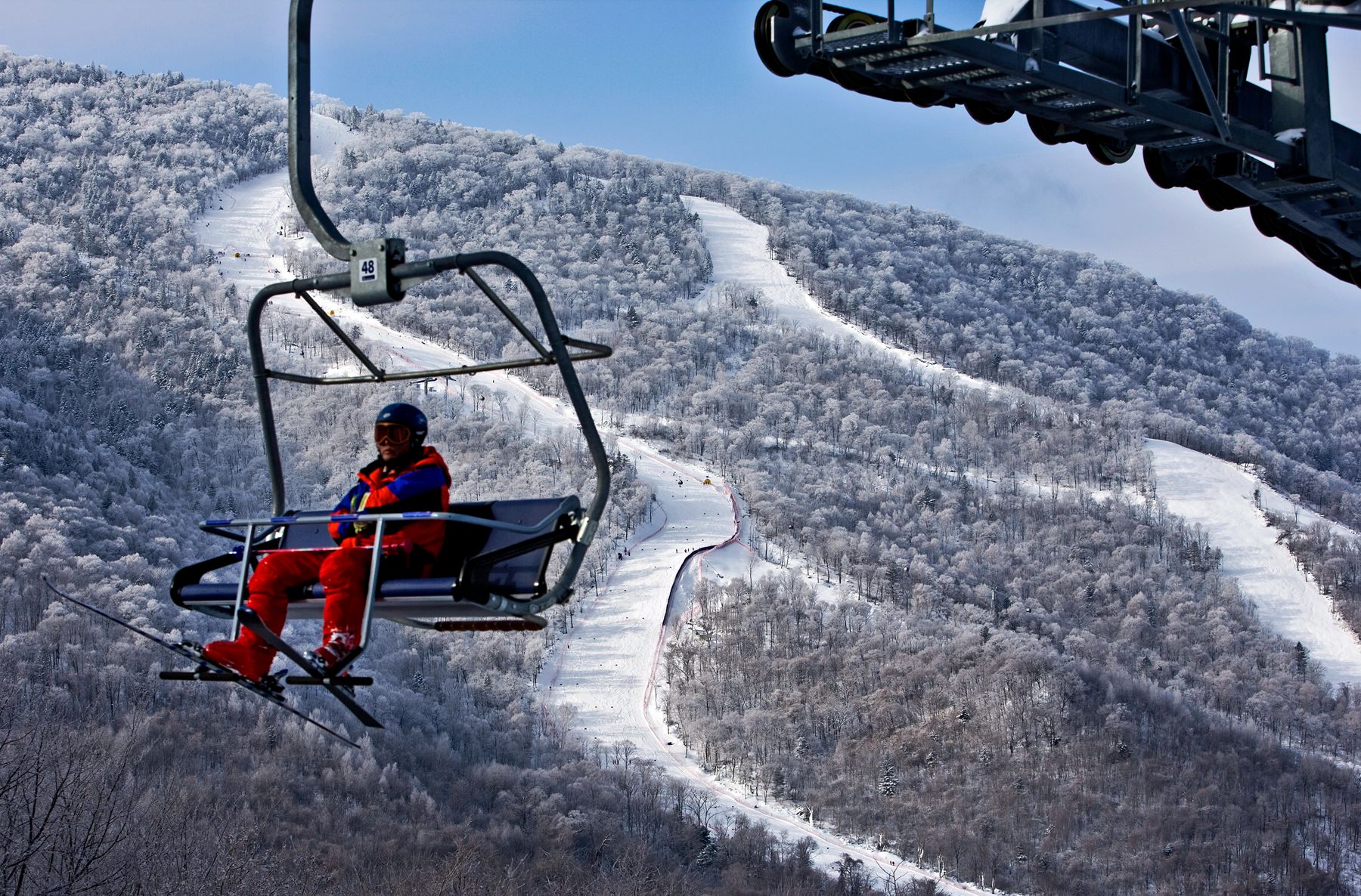 滑雪者需戴头盔上索道