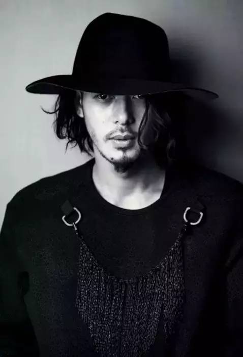 顶着从娘胎里就开始沉淀的两副黑眼圈,脸上更是长满了随意冒头的胡渣