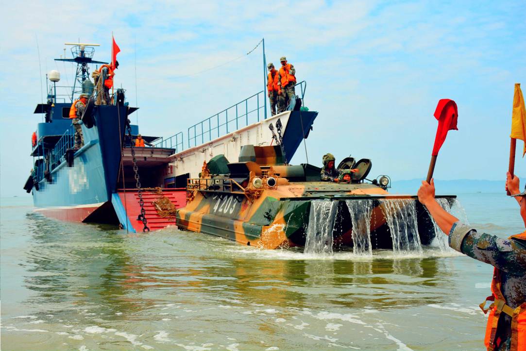 陆军登陆舰助力登陆作战演练