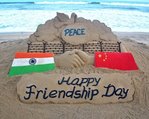 2017年8月5日，印度奥里萨邦普里，艺术家制作沙雕庆祝国际友谊日。