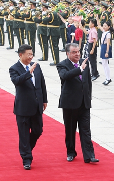 8月31日，习近平与塔吉克斯坦总统拉赫蒙举行会谈。