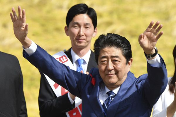 日本首相安倍为众院选举卖力拉票 振臂高呼信心十足