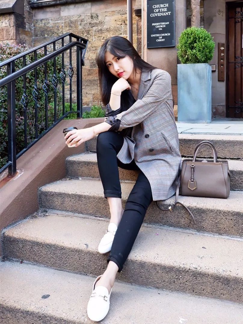 look1: 格纹西装和小黑裤的搭配,上班最适合这么穿,半正式的着装,看似