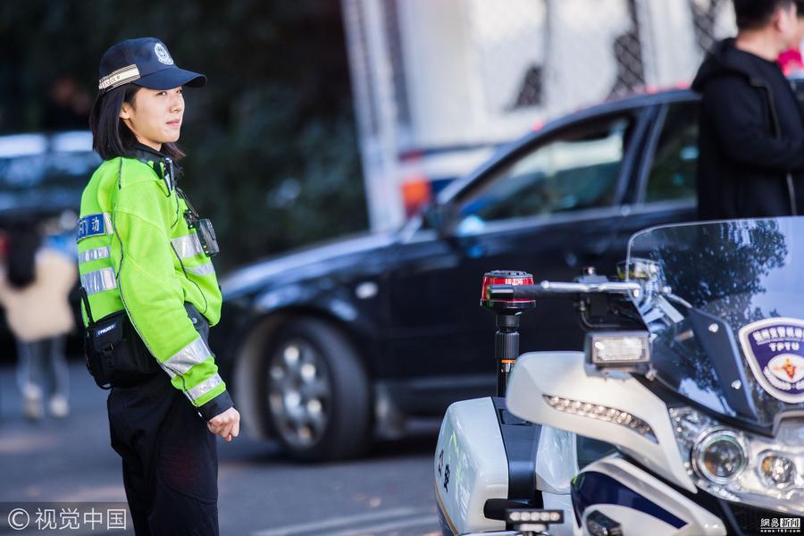 2017年10月31日消息,杭州一名执勤女警近日因为路人一张随手拍的照片