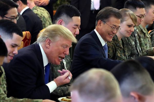 特朗普与驻韩美军共进午餐  直呼“食物不错”