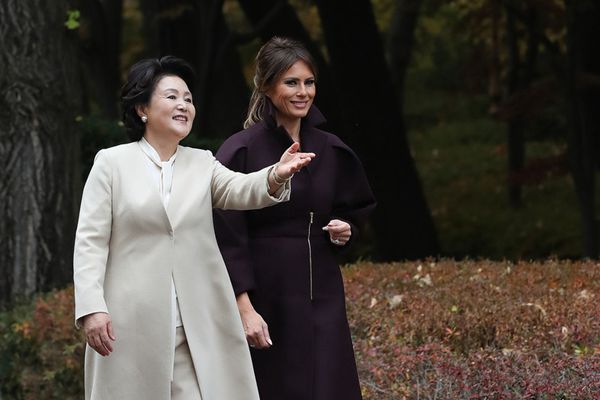 梅拉尼娅随特朗普访韩 与韩第一夫人在青瓦台散步聊天