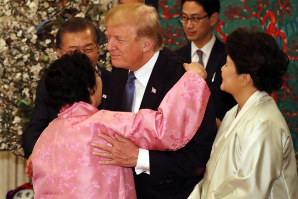 特朗普在韩出席国宾晚宴 拥抱前“慰安妇”奶奶