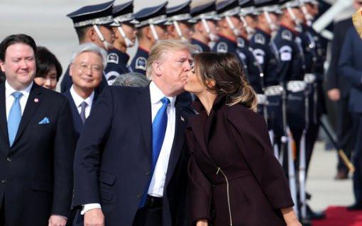特朗普抵达驻韩美军基地 献吻夫人当众撒狗粮