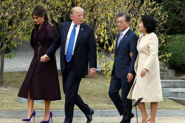 韩美总统夫妇在青瓦台散步 合体撒狗粮