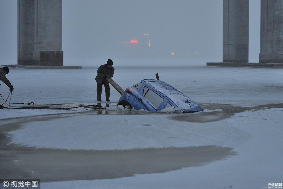 轿车掉进松花江冰窟窿 车主艰难打捞