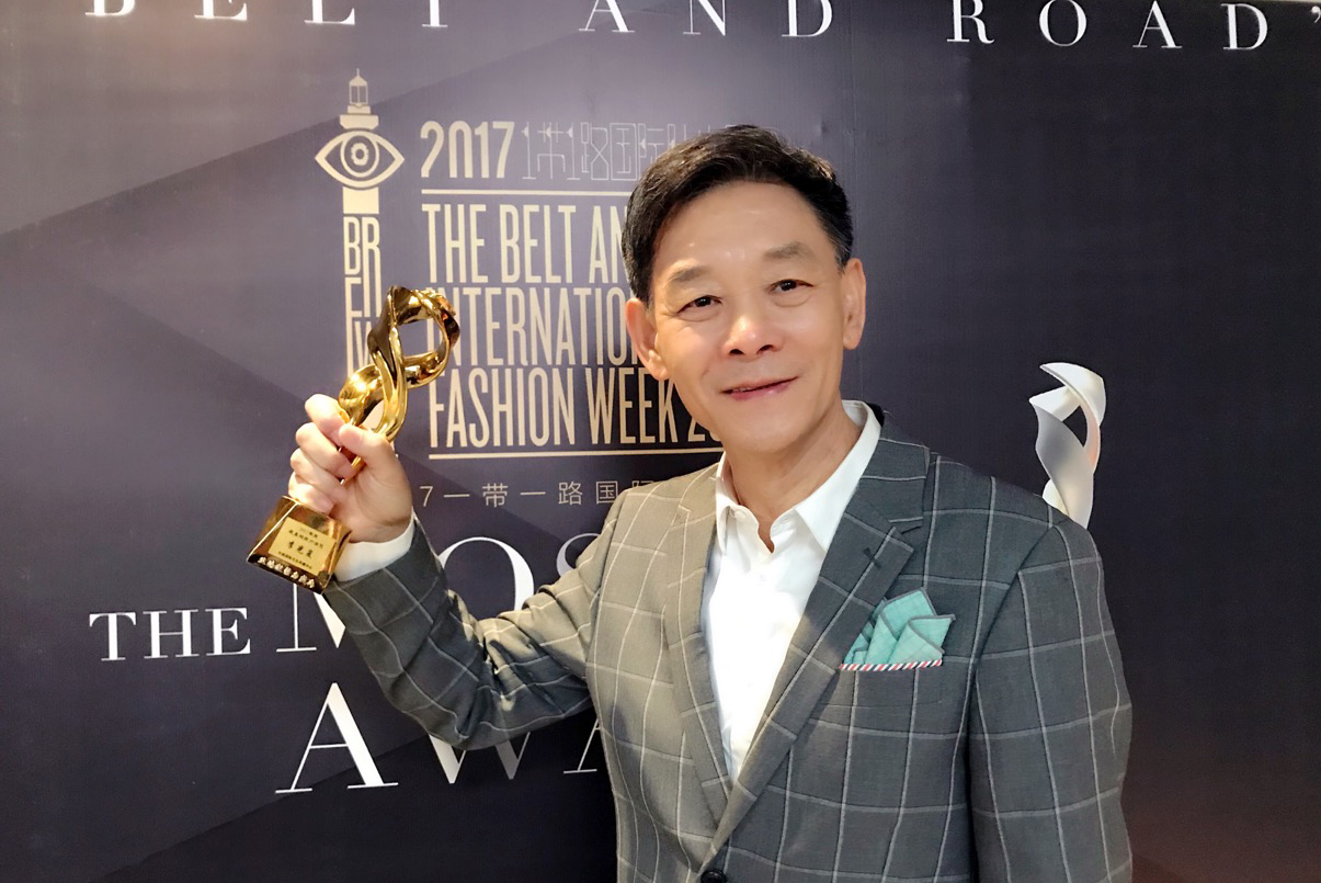 李光复时髦有 格 调亮相时尚盛典 获最具凝聚力演员奖