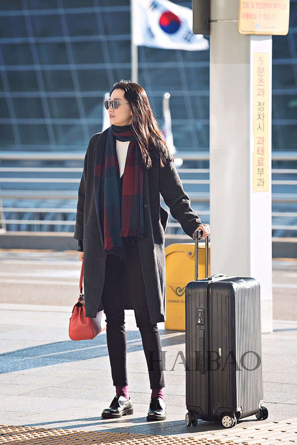 郑秀妍2017年12月31日台北机场街拍:身着blanc & eclare米色毛衣