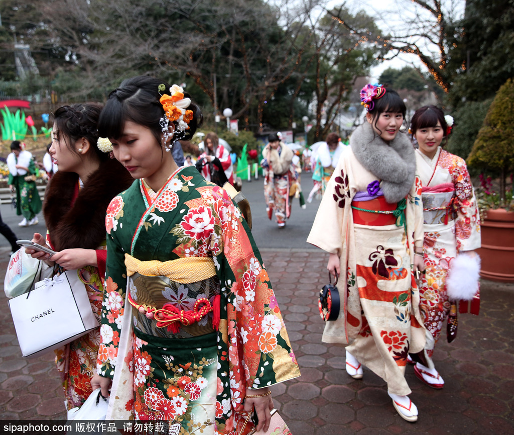 日本东京举办2018"成人节" 少女穿和服自拍留念